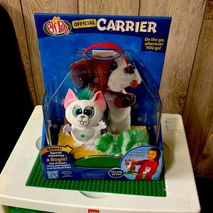 Official Carrier with Green and White Plush, Elf on the Shelf Pet.